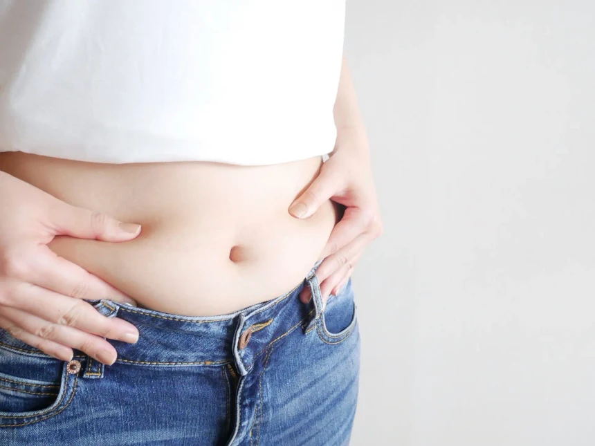 お腹まわりを気にする様子(内臓脂肪の蓄積が気になる方)